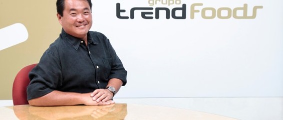 Robinson Shiba em primeiro plano com a logo da Trend Foods ao fundo