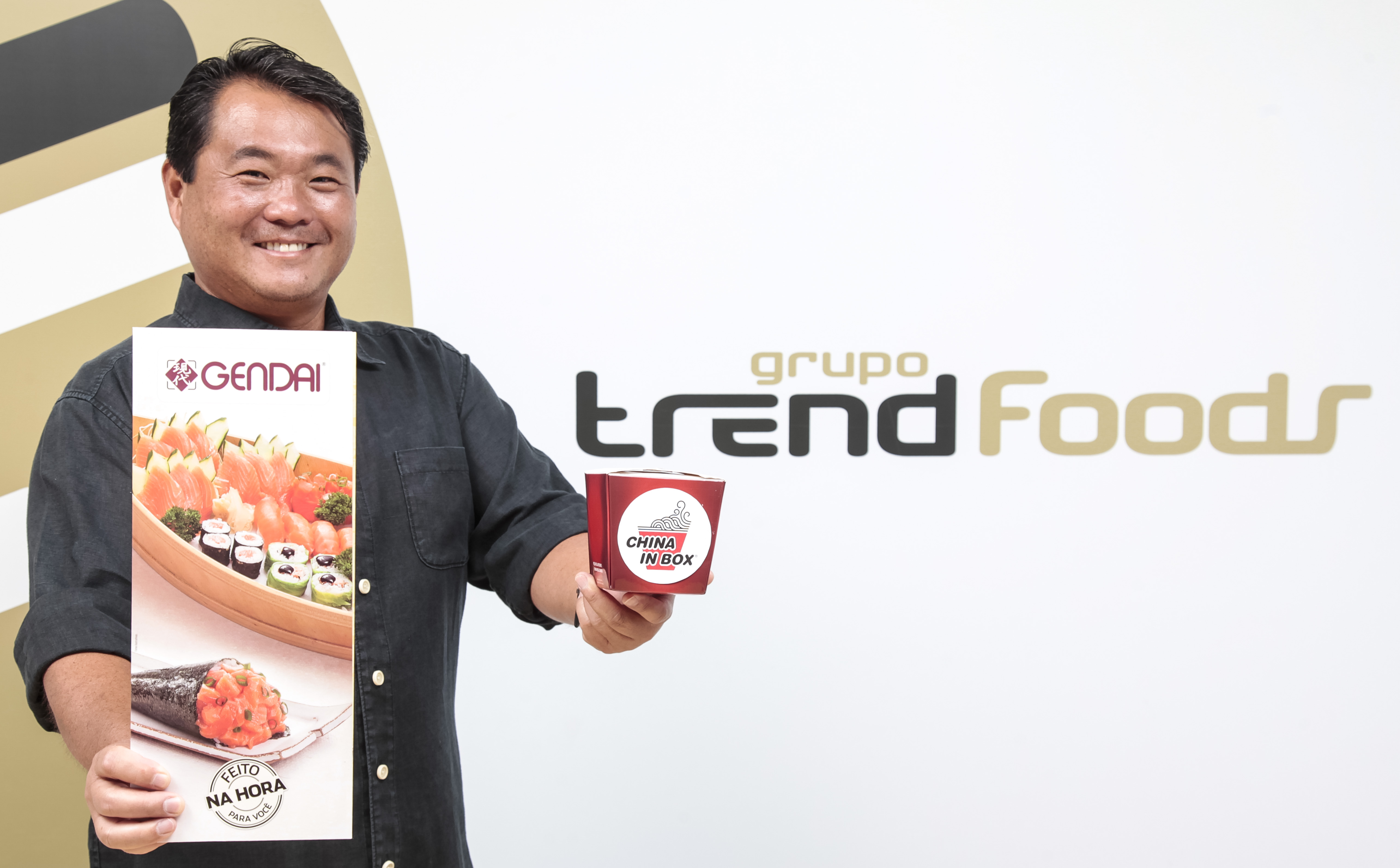 Robinson Shiba em primeiro plano com a logo da Trend Foods ao fundo